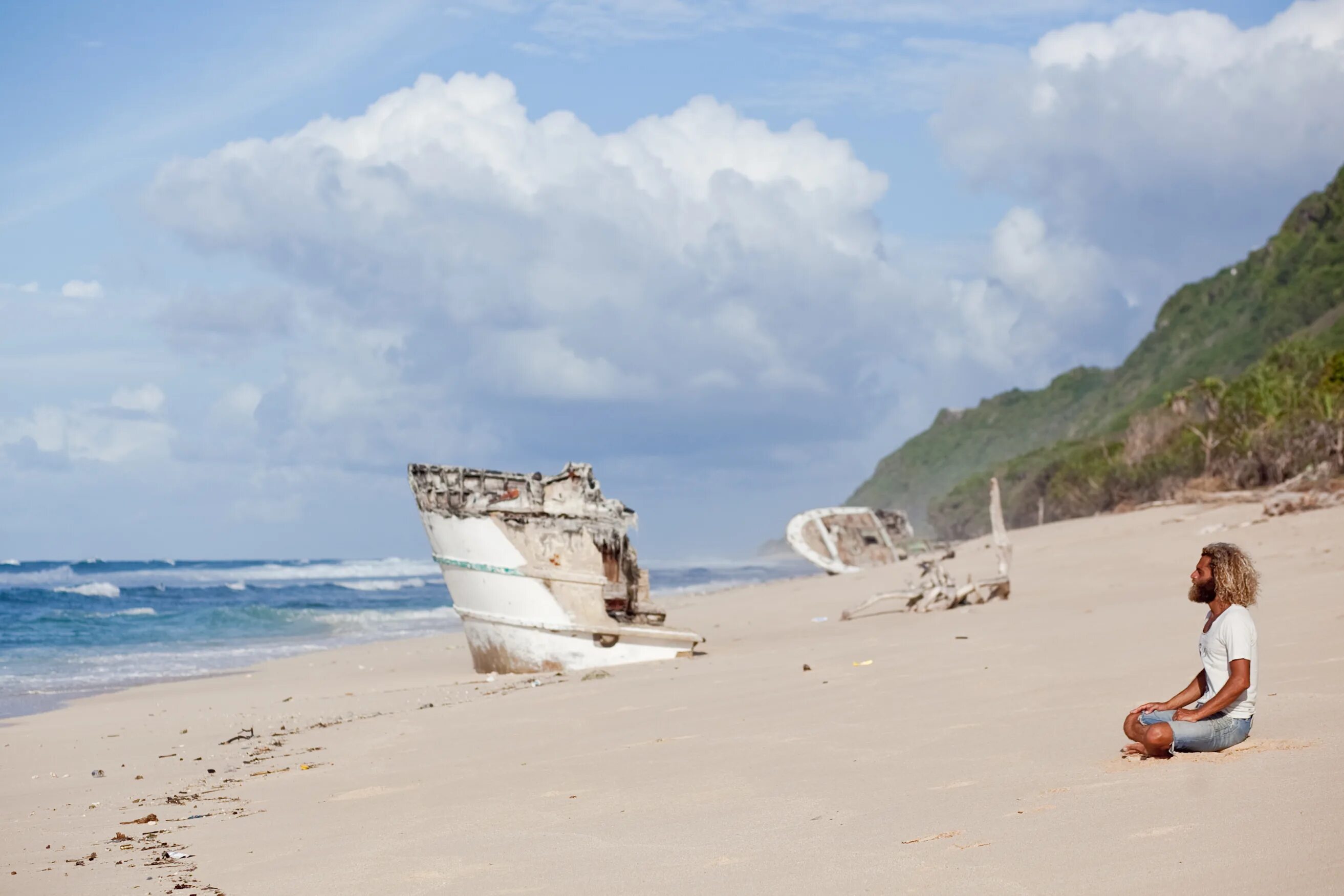 Беар гриллс необитаемый остров. Необитаемый остров и современный мужчина. Человек на острове. Необитаемые острова потерянные люди. Эд стаффорд 60 дней на острове.