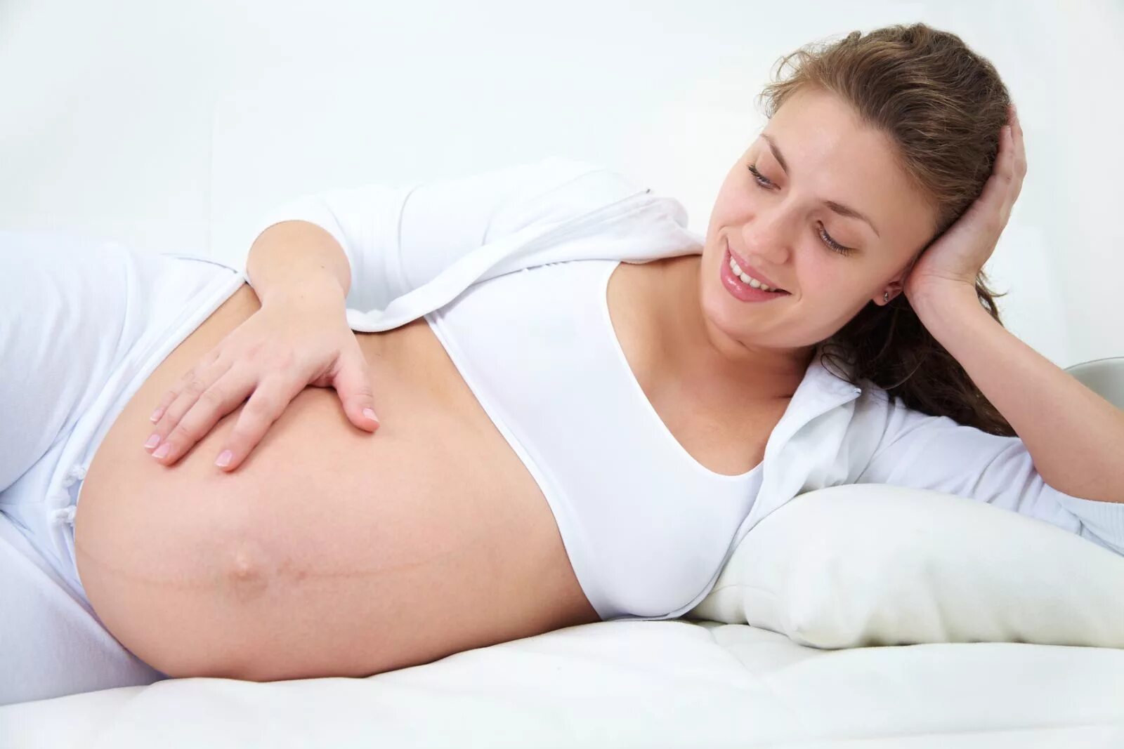 Боли во время беременности. Беременная женщина лежит. Беременная женщина боком. Лежачие беременные женщины. Беременная женщина лежит на боку.
