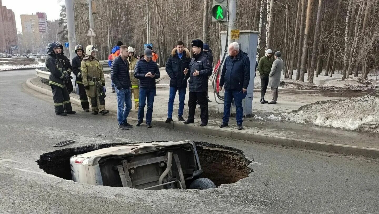 Новости на 15.03 2024 год. Газель в Перми провалилась под асфальт. В Перми провалилась машина. Ямы на дорогах.