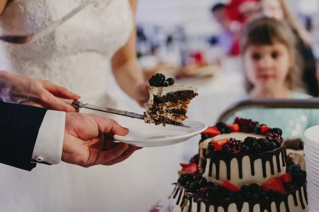 Вынос свадебного торта. Подача свадебного торта. Кондитерские торты на свадьбу. Красивая подача торта на свадьбе. Выносят торт