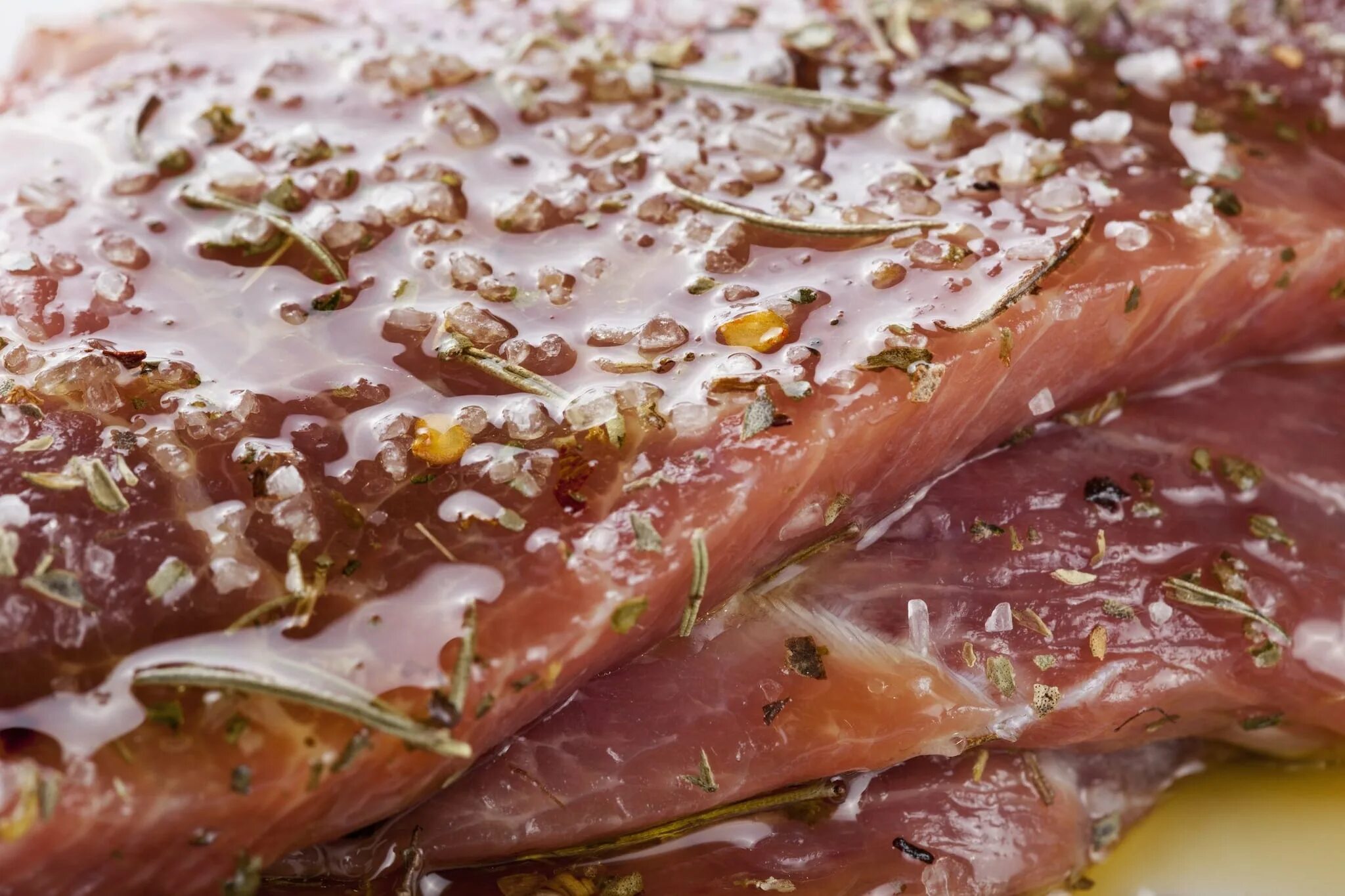 Мясо для шашлыка. Мясо замариновать в соли. Маринад для свинины в рассоле. Маринад для курицы в минералке. Сало соленое шпик.