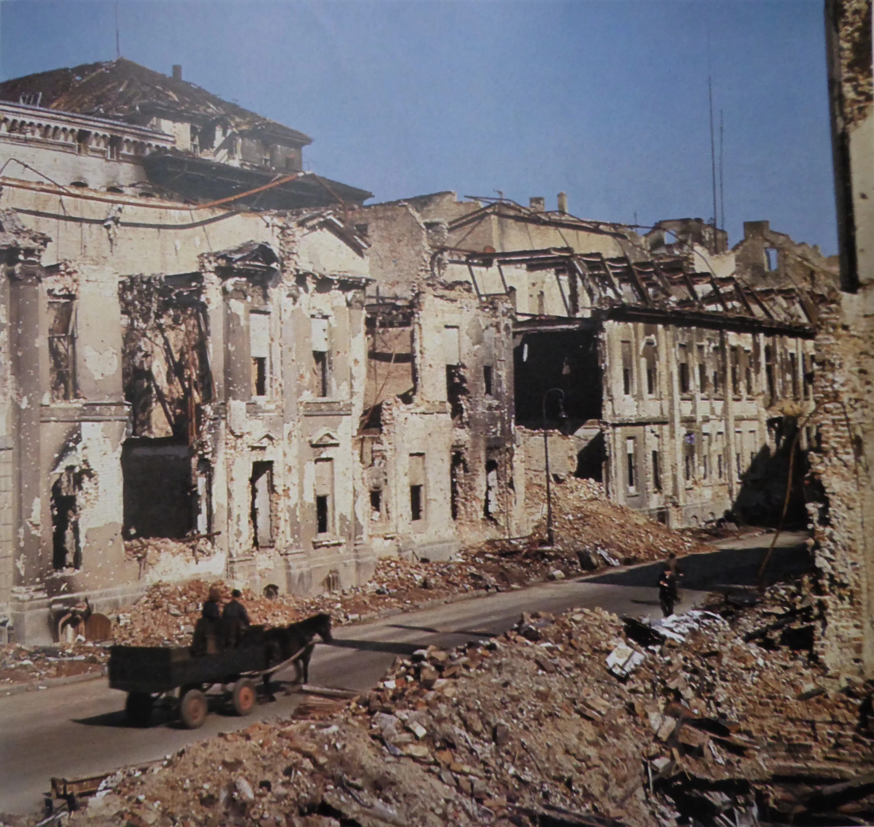 Восстановить разрушенный дом. 1945 Берлин Вильгельмштрассе. Разрушенный Берлин 1945. Разрушенные здания после войны 1945. Дом Берлин 1945.