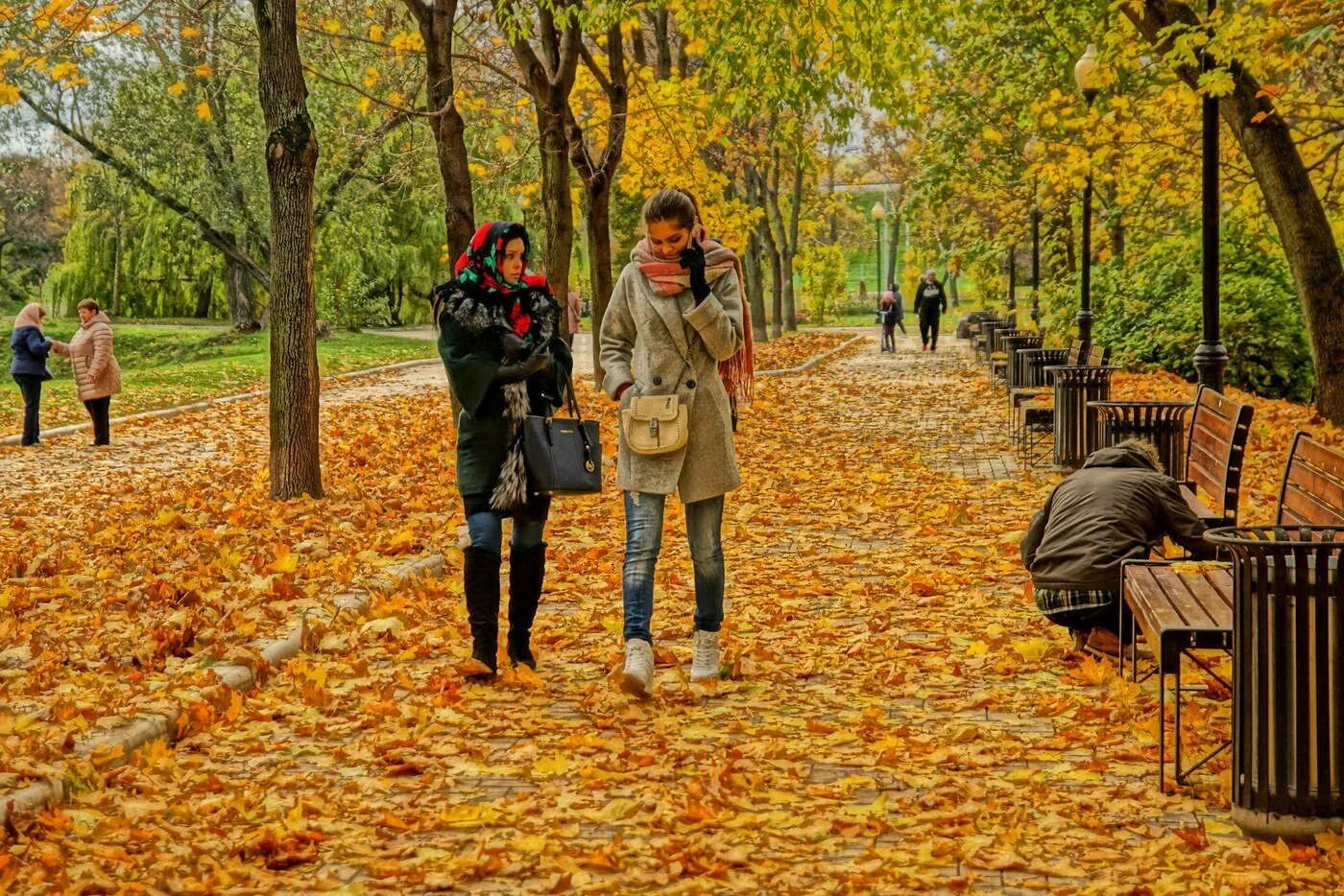 Прогулка осенью. Осень в парке. Прогулка в осеннем парке. Осень люди. Осенний останавливаться