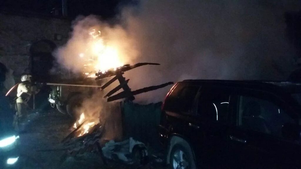 Маи сгорело. Пожар в Ольховом Роге. Владивосток загорелся КАМАЗ. Машина горит на парковке ночью. Фото пяти сгоревших машин на парковке.