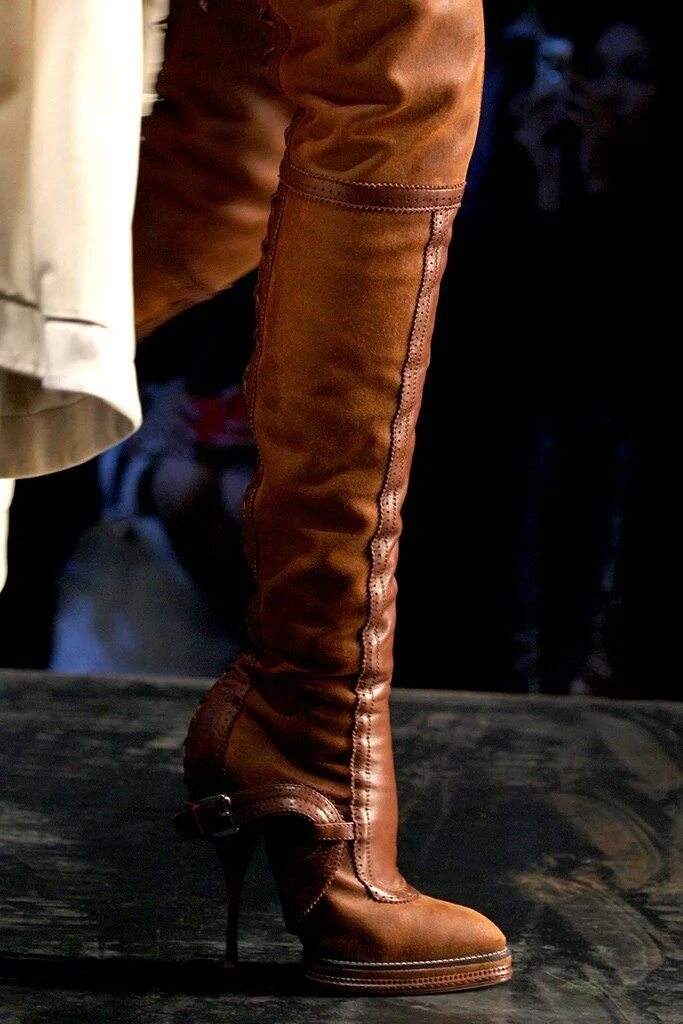 Кот в сапогах 2011 постер. Сапог 2011. Antonio banderas puss in boots, озвучка. Серебряный угги высокие. Ботинки практик пу.