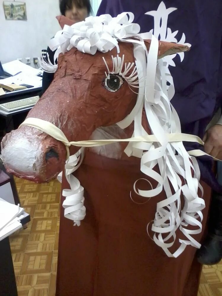 Лошадь из подручных материалов. Поделка лошадь. Новогодний костюм лошади. Лошадь из картона. Конь сценка