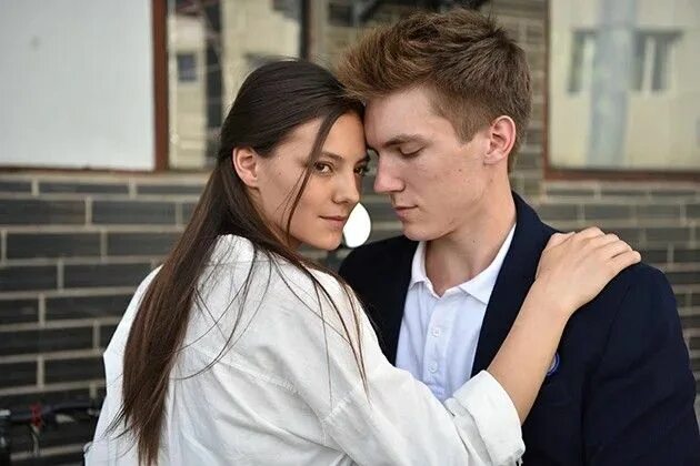 Новенькая в классе мемы. С любовью рози 2. Любимый новенький. Любимый новенький. Новенькая в классе мемы.