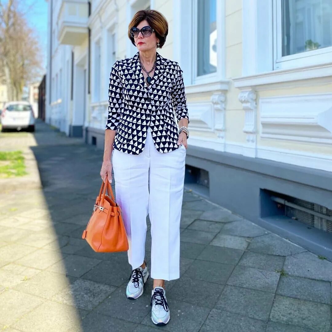 Стильная женщина. Джинсы для женщин 50+. Стильные образы. Стильная женщина 50 лет. Стильная женщина 50 лет.