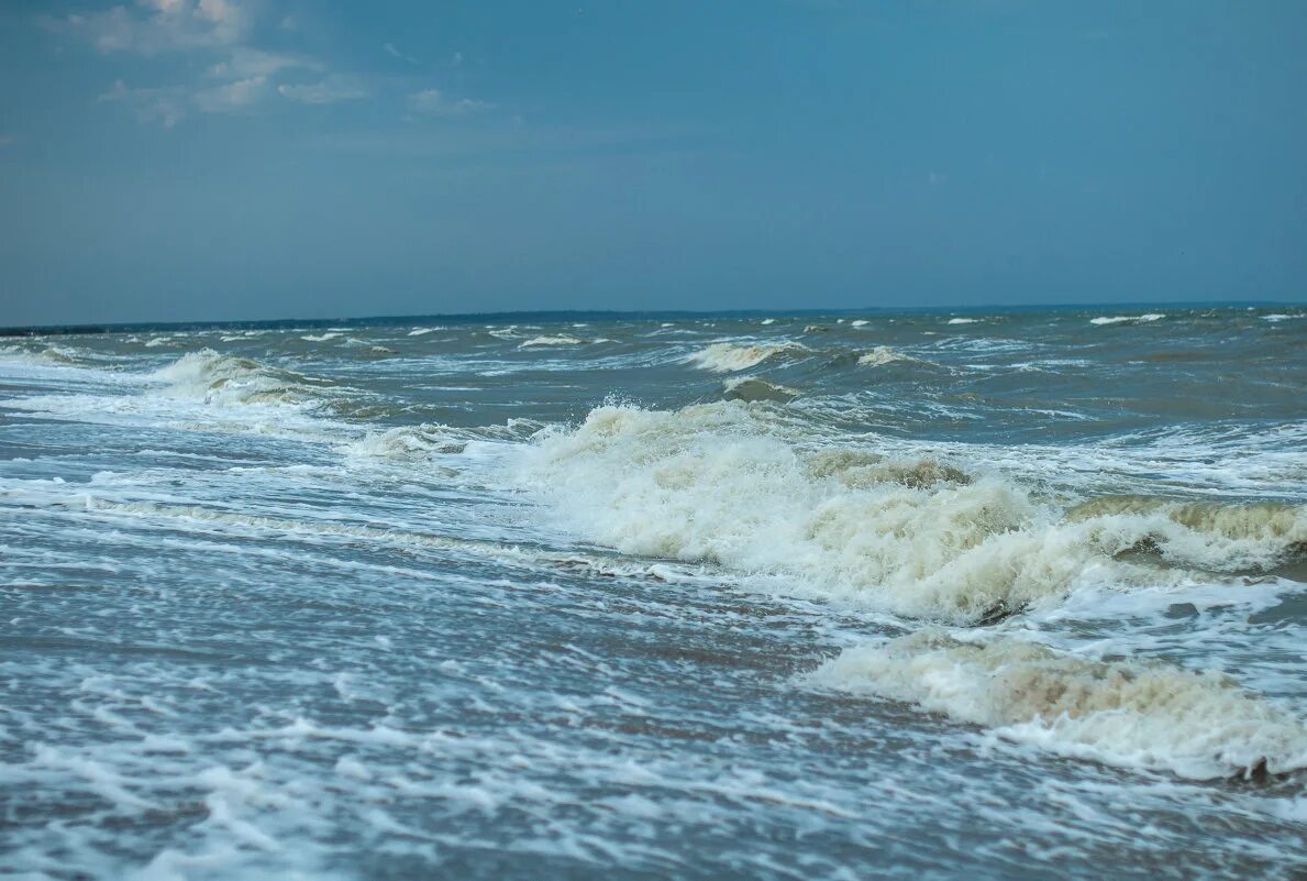 Геническ море. Арабатская стрелка азовское море. Геническ азовское. Город у моря азовского геническ. Геническ азовское.