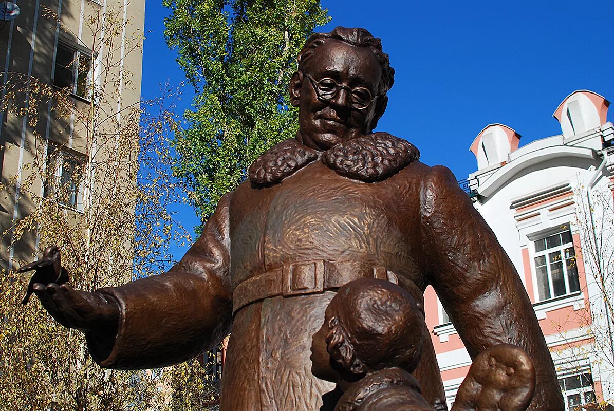 Установлен памятник писателю. Памятник Маршаку в Воронеже. Памятник с я Маршака Воронеж. Памятник Самуилу Маршаку в Москве.