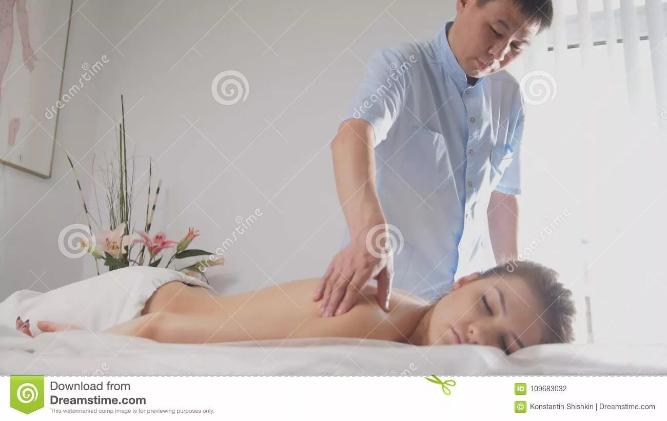 Молодые на массажном столе. Человек на массажном столе. young female masseur portrait.