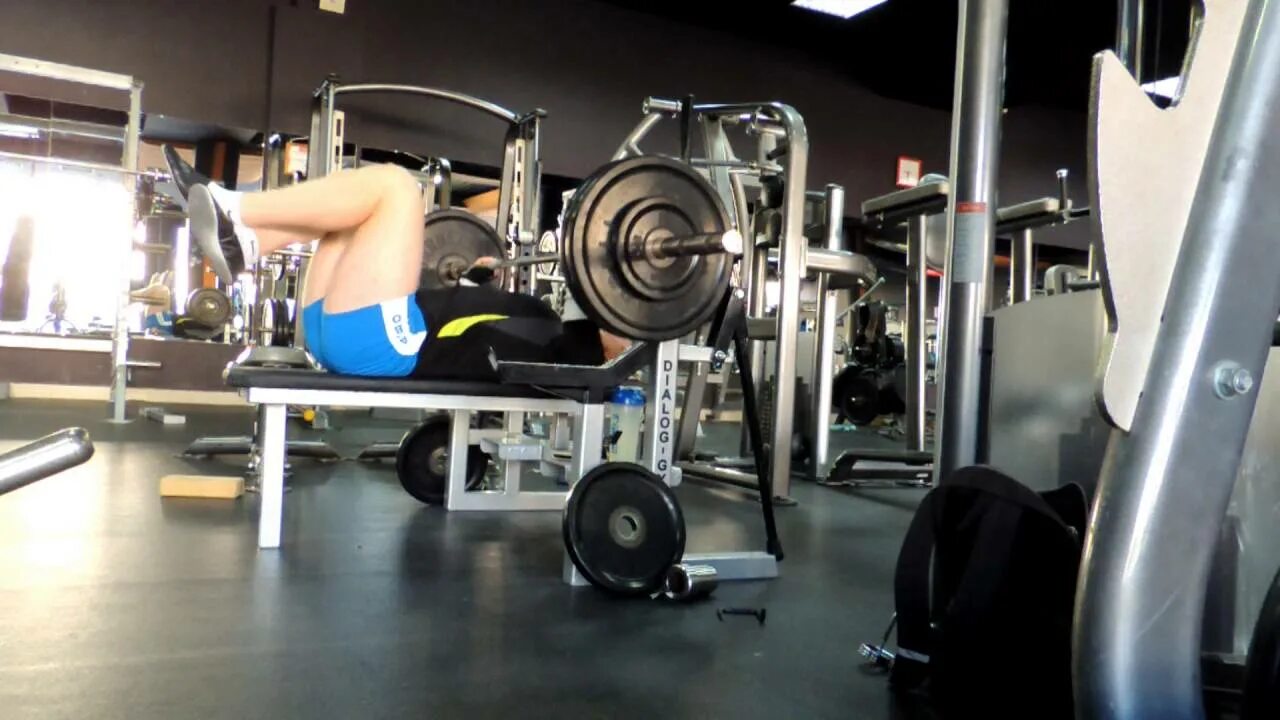 Гакк приседания в смите. Пэт робертсон жим ногами 1225кг. Жим одной ногой в тренажере. Спортсмен диоген. Жим лежа 120 кг.