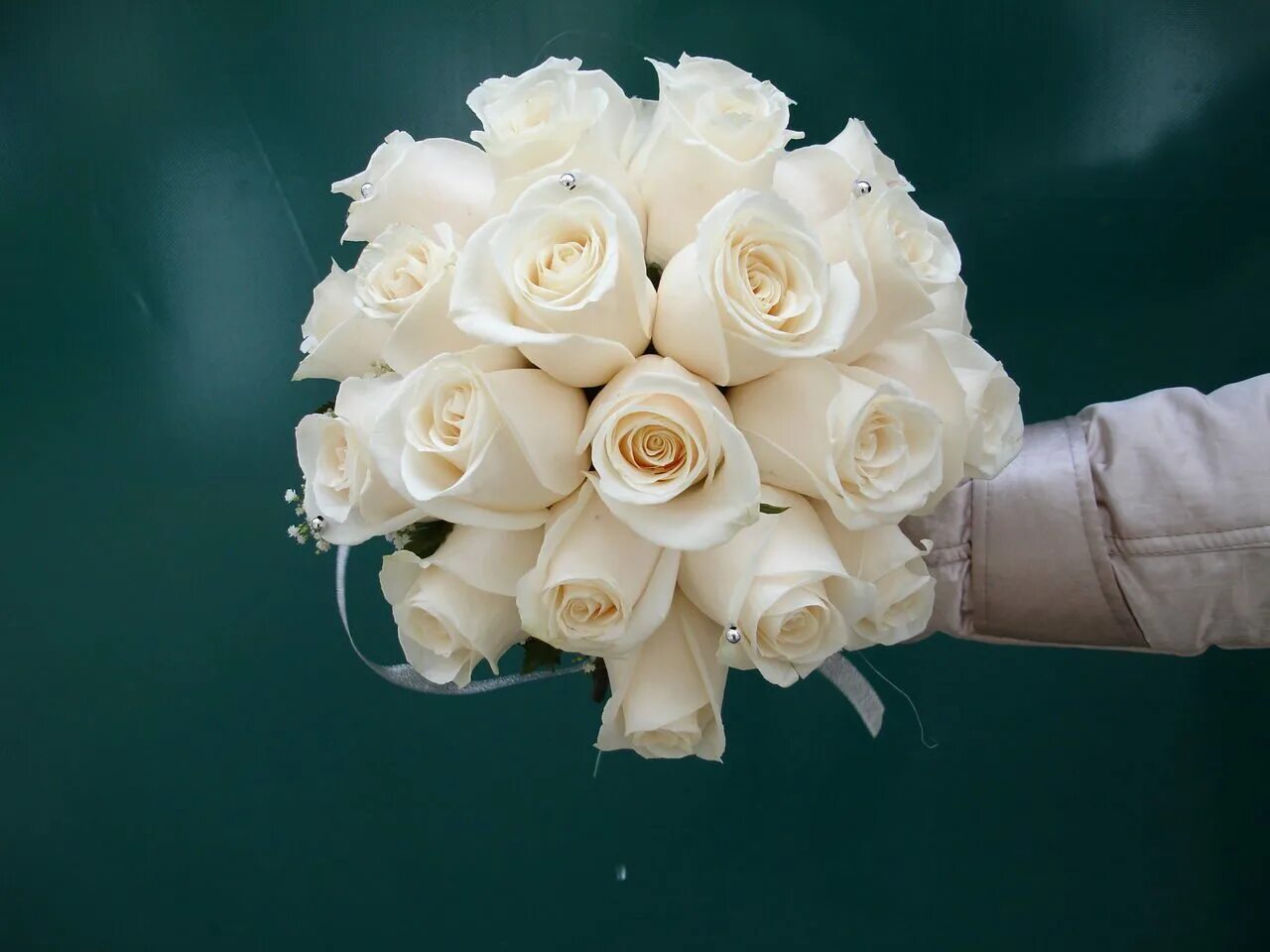 Букет на свадьбу белый. Монобукет из белых роз свадебный букет. Букет невесты из белых роз Монобукет.