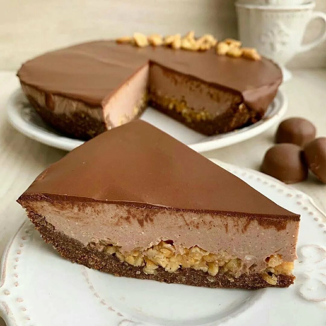 Пп торт сникерс. Пп торт сникерс. Торт сникерс для мальчика. Торт сникерс рецепт. Пирожное сникерс фото.