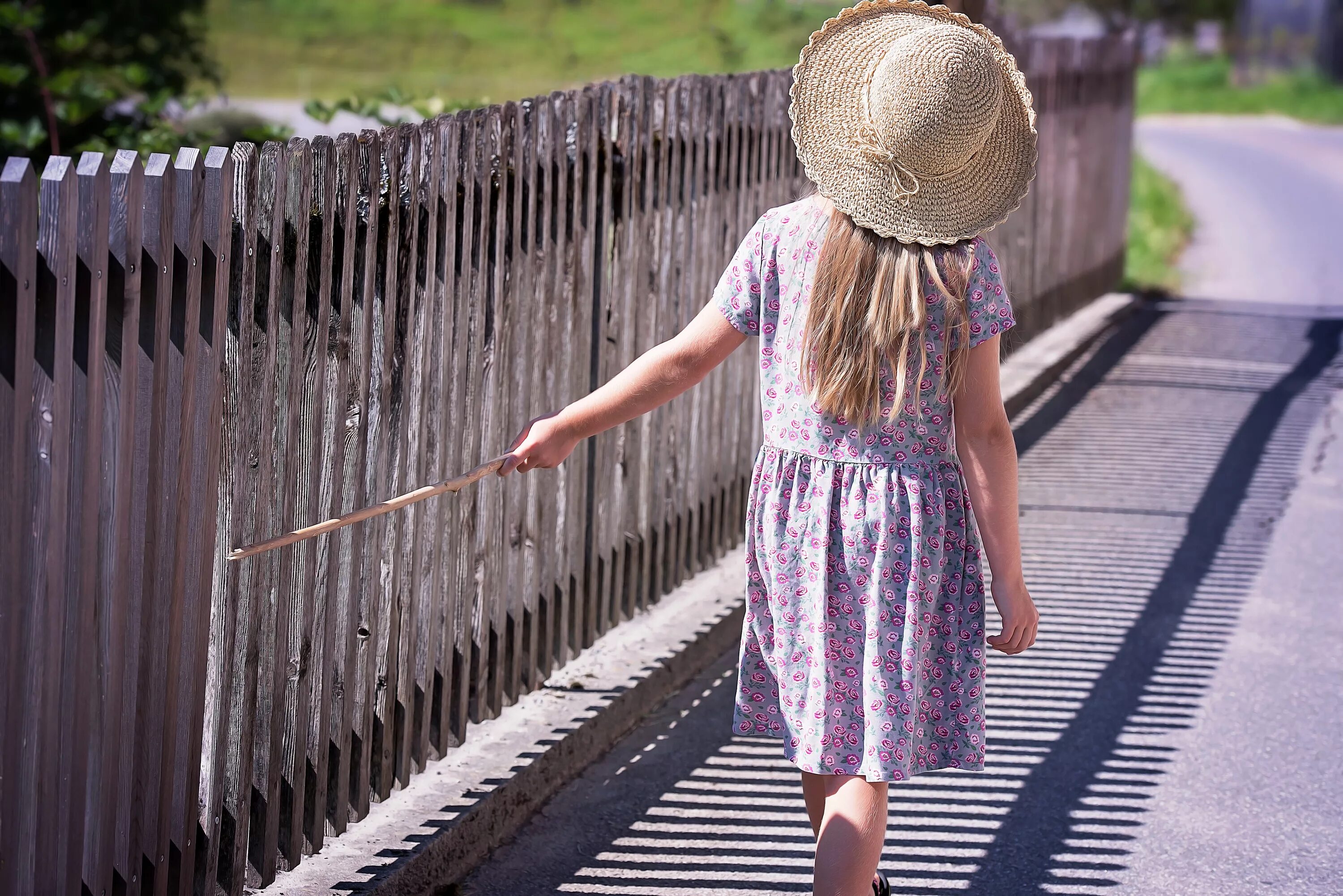 Human children. Забор для детей. Девочка за забором. Девочка на заборе. Девочка возле забора.