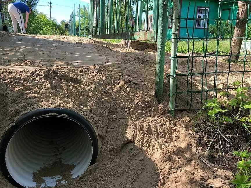 Труба для заезда на участок. Дренажная труба под дорогу. Соседи сливают канализацию