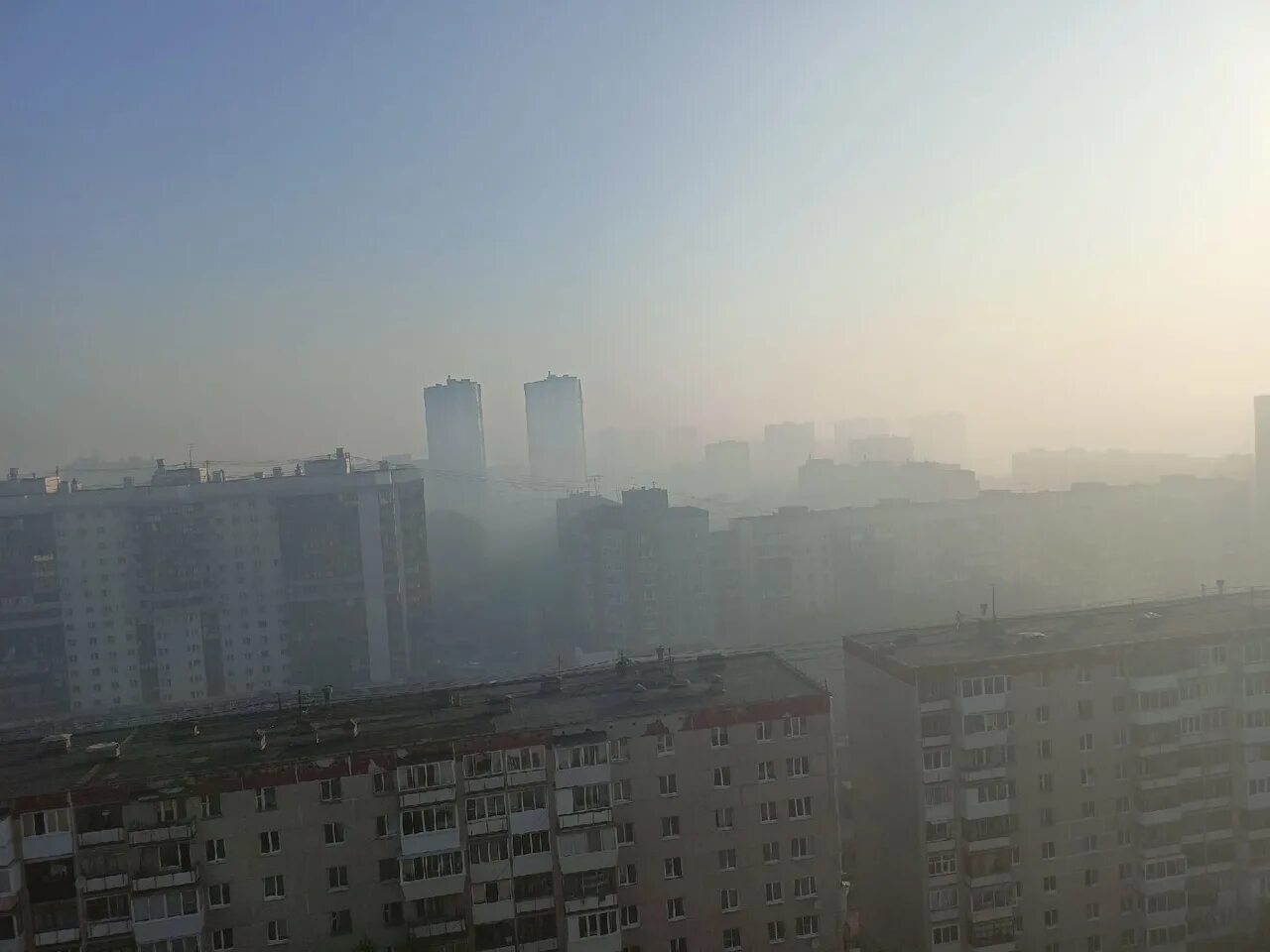 Смог в ЕКБ. Дым из окна. Екатеринбург черное небо. Смог фото. В воздухе запах гари