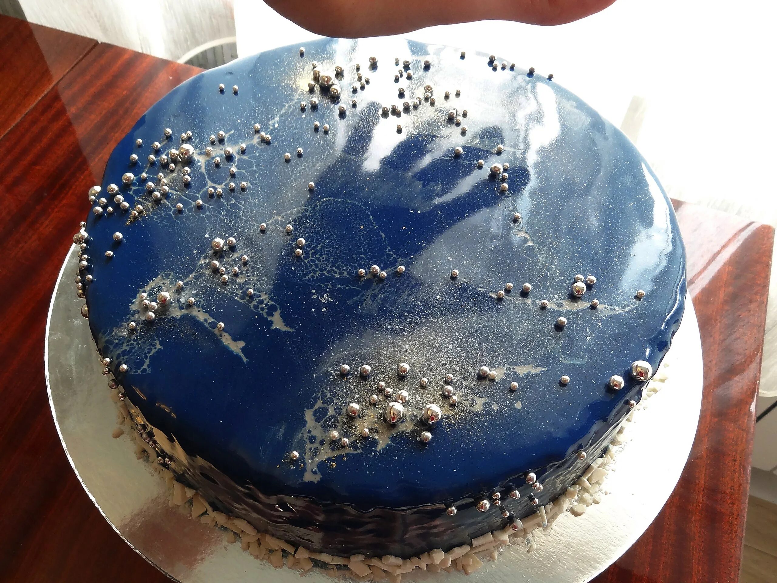 Торт космос гляссажем. Муссовый космос зеркальная глазурь. Космический торт. Торт с зеркальной глазурью.