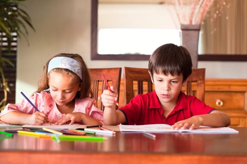 Watch are the children doing. Ребенок за столом делает уроки. Мальчик учит уроки. Ребенок учит уроки за столом. Мальчик делает уроки.