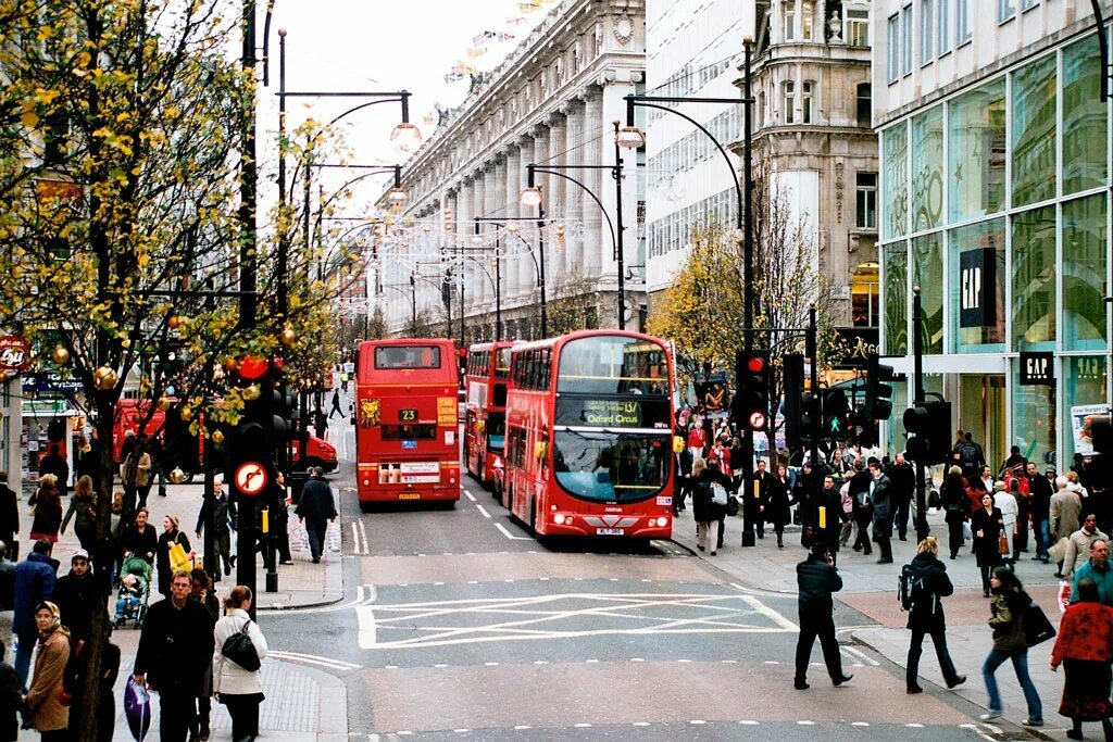 Оксфорд-стрит в Лондоне. Великобритания Оксфорд стрит. Oxford Street в Лондоне. Достопримечательности Лондона Оксфорд стрит.