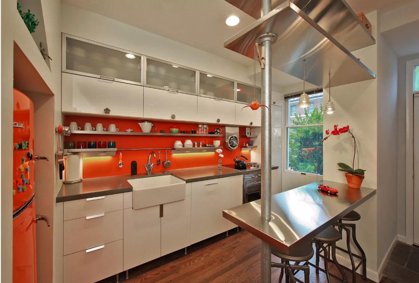 Необычные маленькие кухни. Интересные идеи для кухни. Кухня в маленькой квартире. Интересная маленькая кухня. Нестандартная маленькая кухня.