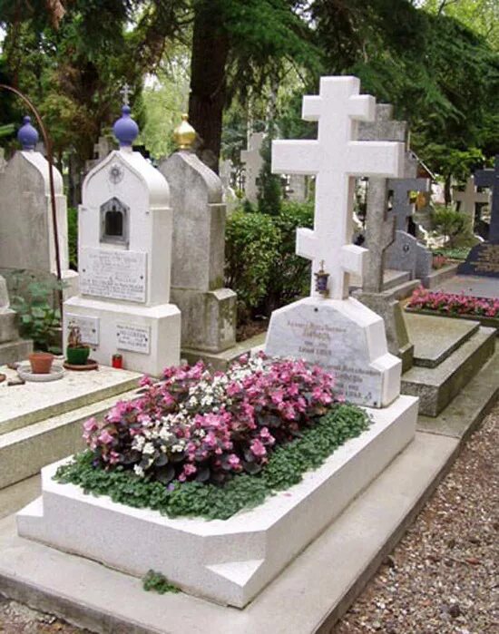 Сен женевьев. Кладбище бунина сент женевьев де буа. Кладбище в сент-женевьев-де-буа париже русское. Храм на кладбище сент -женевьев де буа. Кладбище бунина сент женевьев де буа.