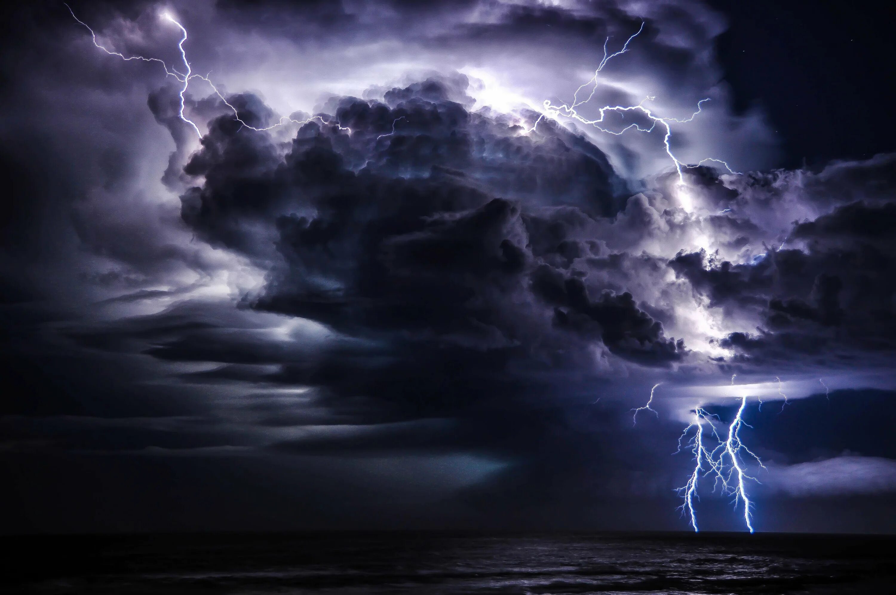 Какое небо в грозу. Торнадо шторм гром. rainstorm lightning. грозовое небо. тучи гроза.