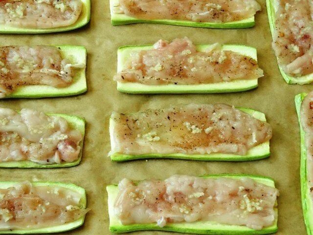 Приготовить в духовке кабачки с куриной грудкой. Кабачки в духовке с сыром и помидорами. Приготовить в духовке кабачки с куриной грудкой. Рулет из кабачков с курицей и сыром в духовке. Приготовить в духовке кабачки с куриной грудкой.