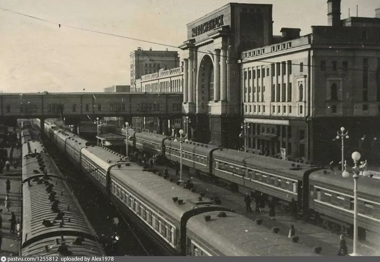 Новосибирск Железнодорожный вокзал 1960. Старый вокзал Новосибирск. Вокзал 1896 год Новосибирск. 1960 Год Железнодорожная станция депо Куйбышевской. Включи старая станция