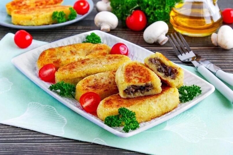 Зразы из пюре с фаршем. Зразы с картофелем и грибами. зразы картофельные с грибами. постные зразы. картофельные пазы.
