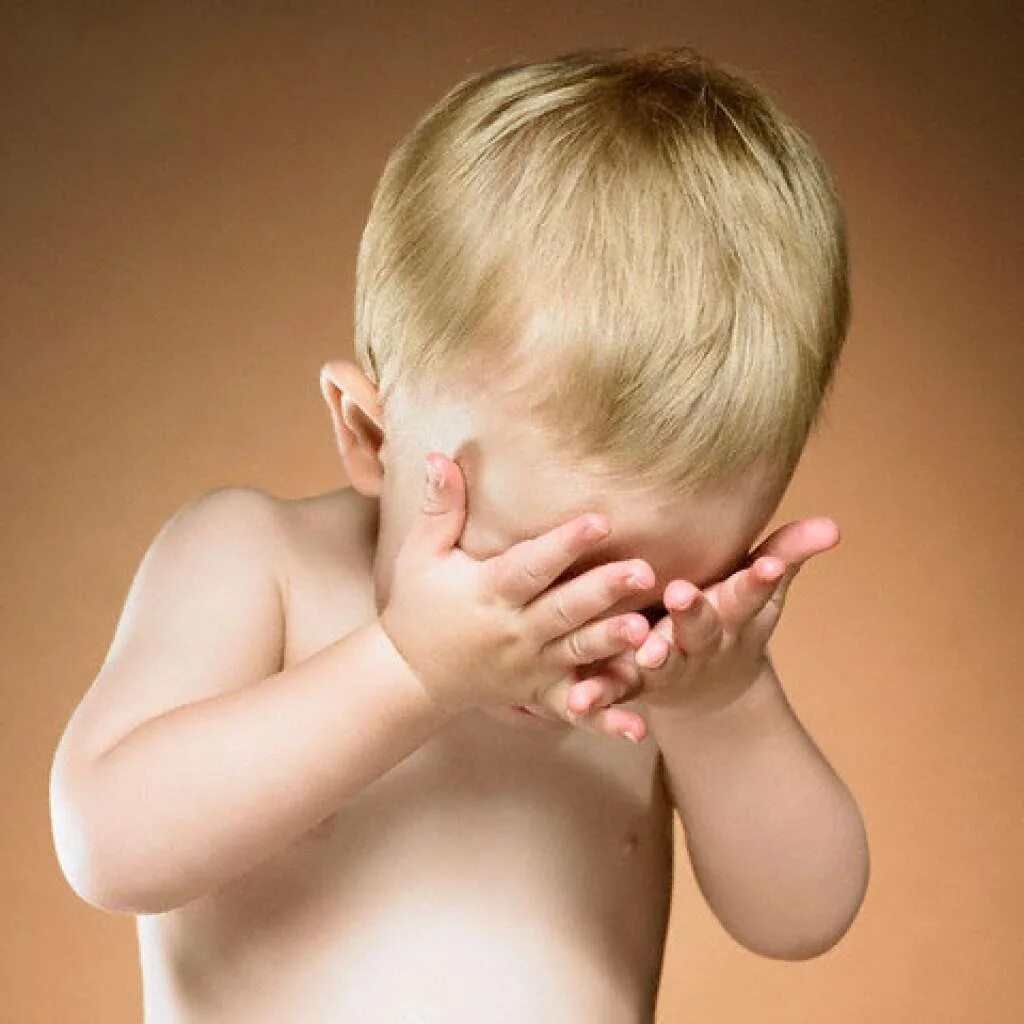 Трет глаза ребенок форум. Ребенок трет глаза. Мальчик трет глаза. Тереть глаза грязными руками. Трет глаза ребенок форум.