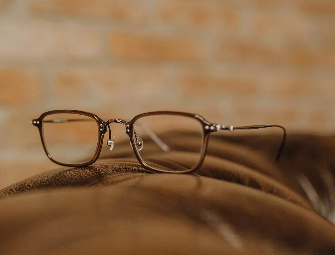 Der brille. Очки с надписью brille. Brille. Rodenstock 7058-а. Brille картинка.