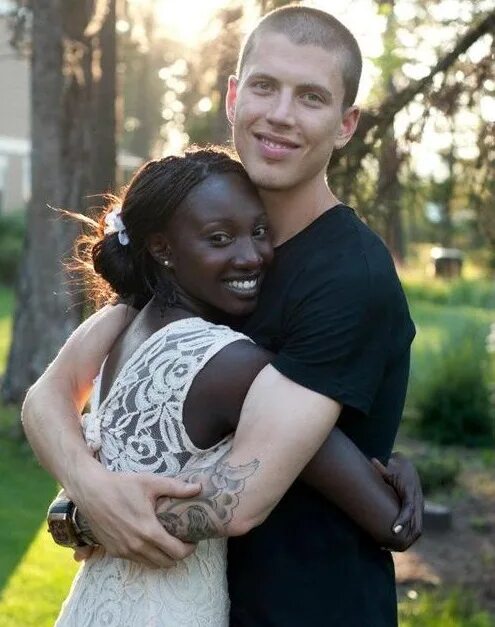 пьер нарцисс фабрика звезд 2. женщина любит негров. межрасовая любовь. блондинка и афроамериканец пляж. темнокожий парень и девушка.