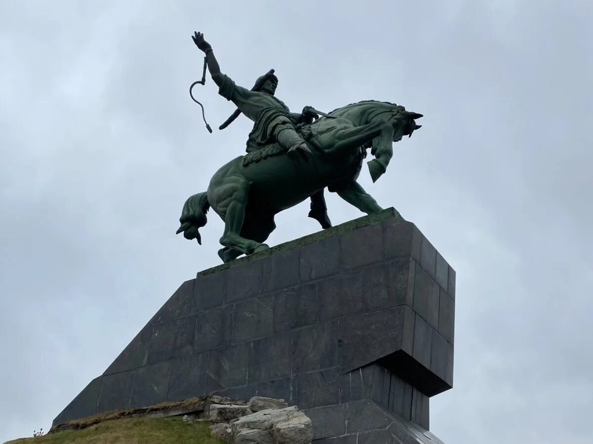 Уфа салават на машине. Салават Юлаев памятник в Уфе. Салават Юлаев памятник Башкирии. Башкортостан Уфа Салават Юлаева Телецентр. Памятник Салавату Юлаеву.