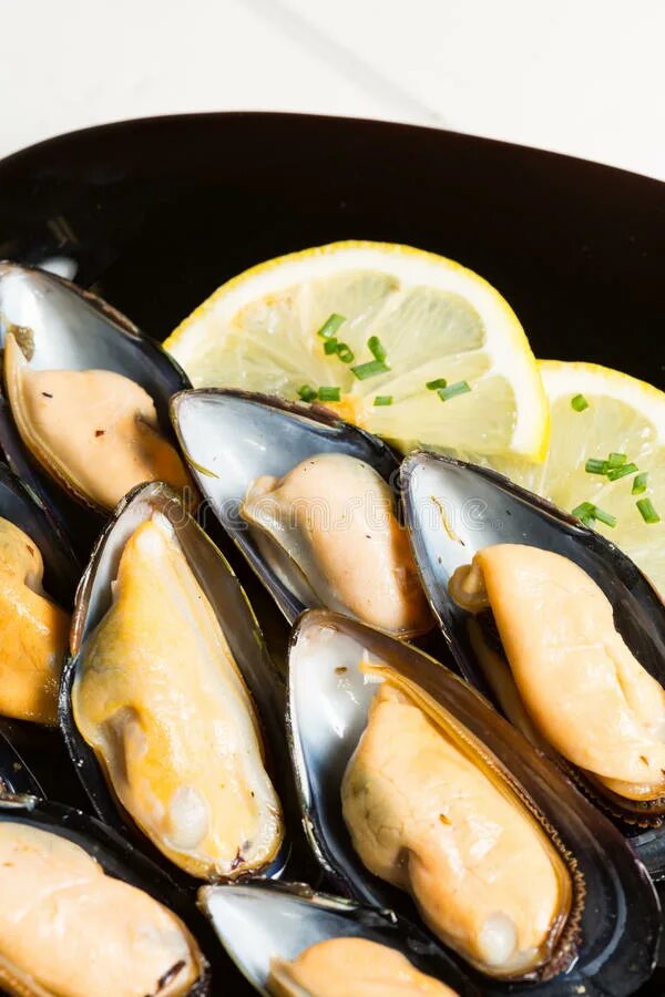 Мидии сырые с лимоном. Мидии сырые с лимоном. Свежие мидии с лимоном. Мидии на тарелке с лимоном. Свежие мидии с лимоном.