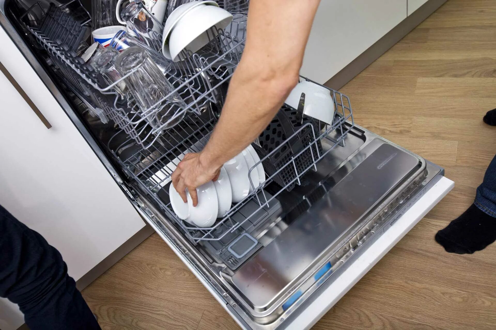 Питание посудомоечной машины машины. Для посудомоечных машин. Сломалась посудомойка. Мастер посудомоечных машин. Разобранная посудомойка.