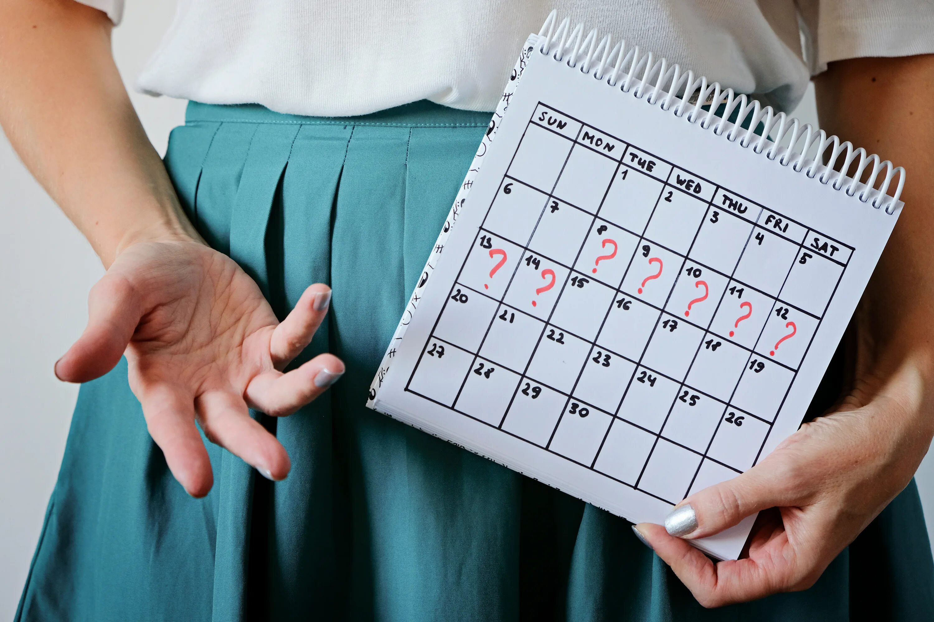 Месячные календарь. Девушка с календарем в руках. Картинка задержка месячных. Держит календарь. Женщина держит календарь.