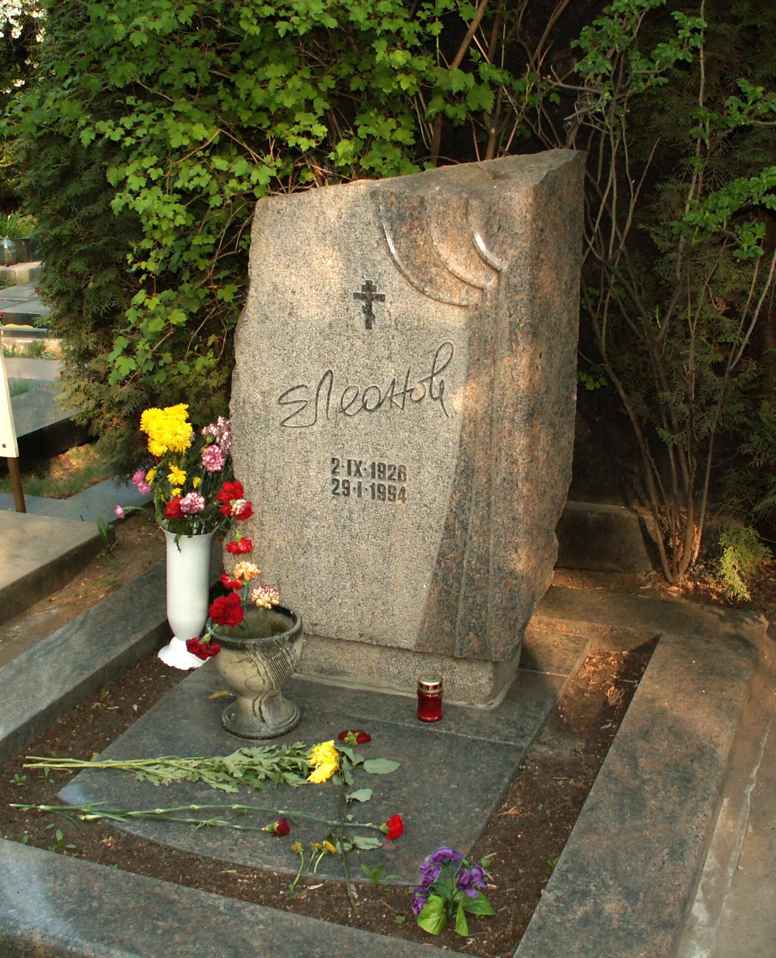 могила евгения леонова на новодевичьем кладбище. могила леонова актера. павел артёмович леонов. могила евгения леонова на новодевичьем. прощание с евгением гончаренко.