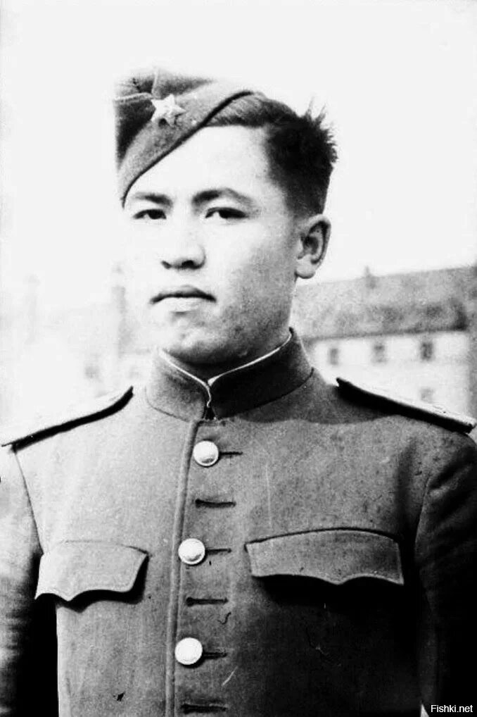 X:напиши теперь кто такой рақымжан қошқарбаев. Рақымжан қошқарбай поднял флаг. Кошкарбаев памятник. Кошкарбаев памятник. Рахимжан кошкарбаев подвиг.