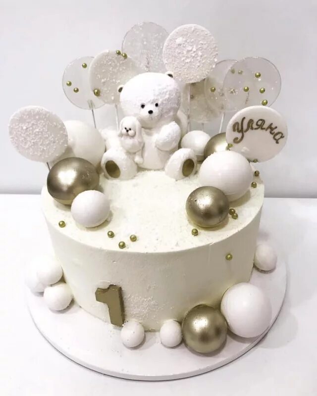 Белый торт мальчику. Торт белый мишка. Торт с «мишкой». Декор торта с мишкой. Торт мишка с шариками.