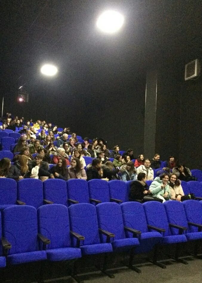 Московский кинотеатр. В кинотеатрах города будет идти. В кинотеатрах города будет идти. Кинотеатр полный зал. Зрители в кинотеатре.