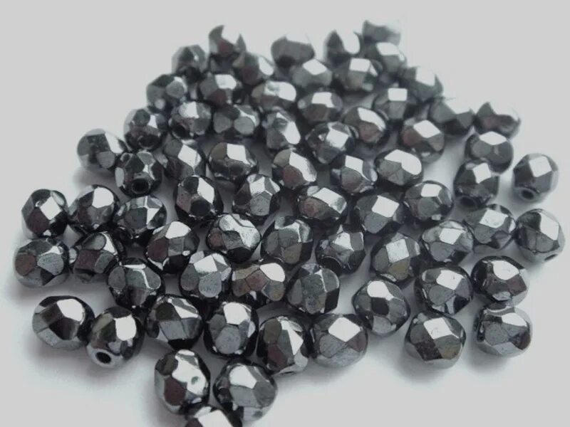Гематит совместимость. Hematite камень. гематиты скрытокристаллические. слюдистый гематит. камень черный гематит.
