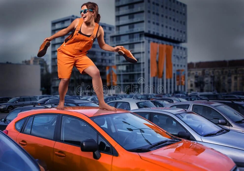 Где машины танцуют. Девушка танцует у машины. Девушка на крыше автомобиля. Девушка танцует на крыше машины. Девушка прыгает по машине.