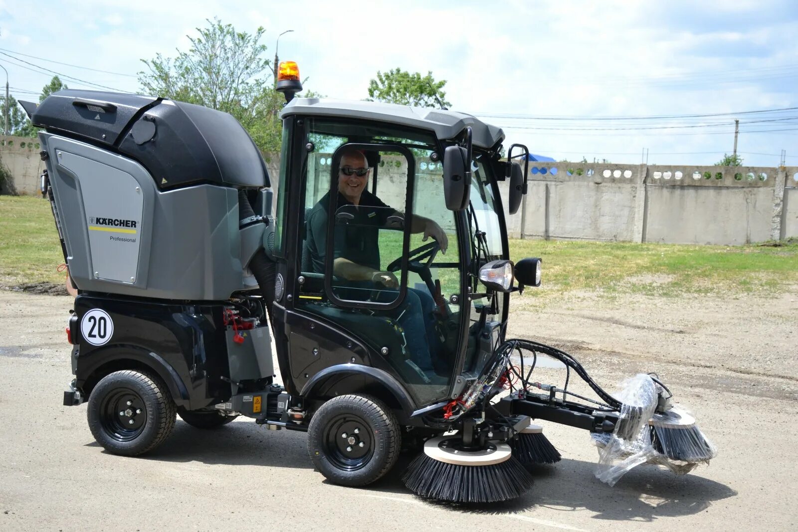 Керхер 50. Коммунальная машина Karcher MC 130. Керхер подметальная машина мс50. Коммунальная машина Karcher MC 50 ADV. Karcher mc50 Advanced подметально-уборочная машина.