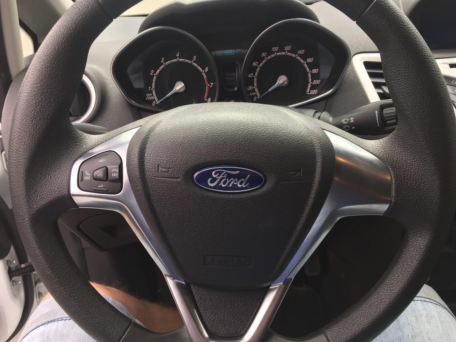 Ford fiesta руль. Оплетка на руль ford fiesta mk6. Руль форд фиеста мк6. Форд фиеста 6 руль и панель. Руль ford fiesta mk6.