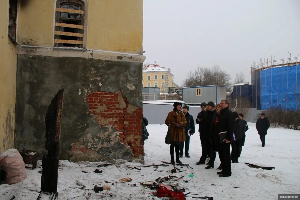 Псков выезд. Дом Сафьянщикова Псков. Арт в Пскове на доме. Семья сафьянчиковых Псков. Дома Сафьянщикова в Пскове Октябрьский.