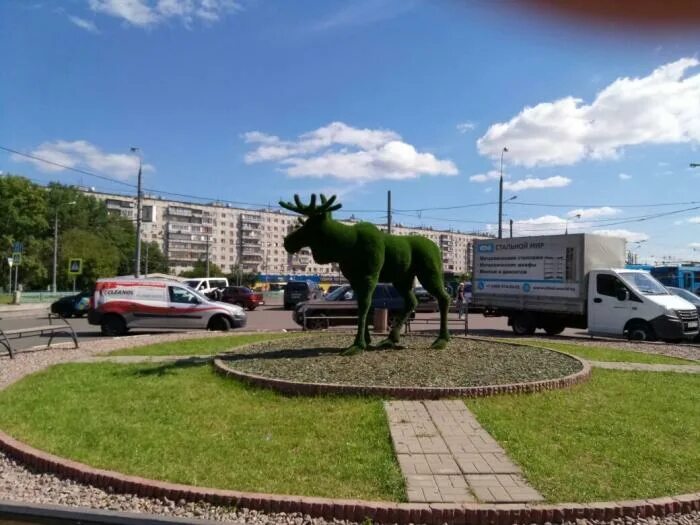 Москва лось цена. МГСУ статуя лося. Парк Лосиный остров статуя лося. Москва Лось в Кузьминки парк. Кировский район Новосибирск скульптуры Лось.