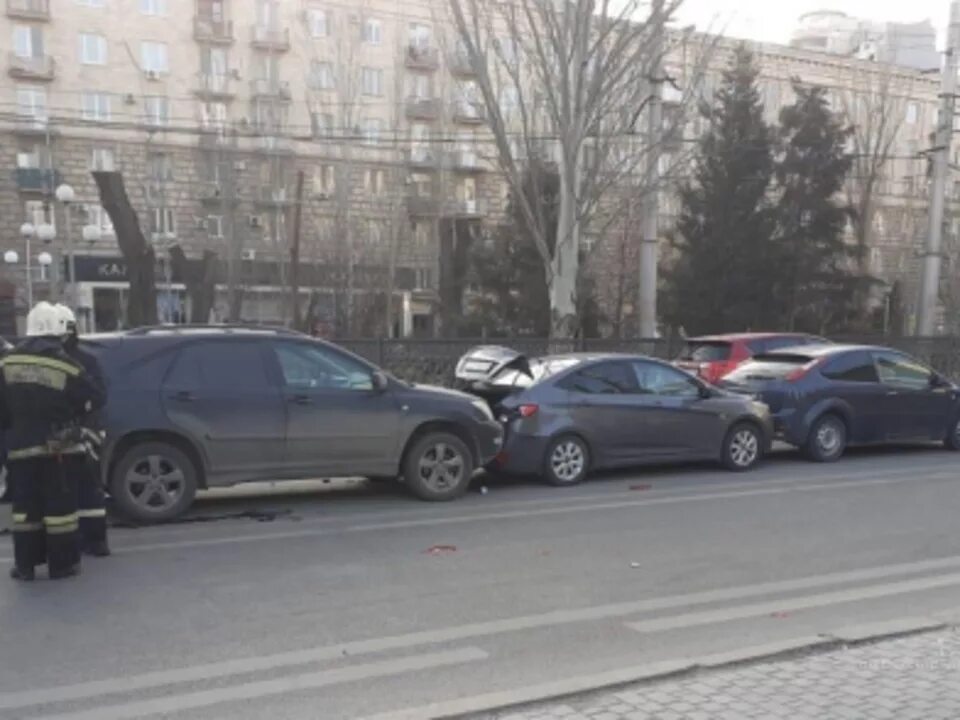 Происшествие в центре. ДТП паровозик из трех машин. Авария на Волгоградском проспекте сегодня. ДТП Волгоград Лазоревая маршрутка.