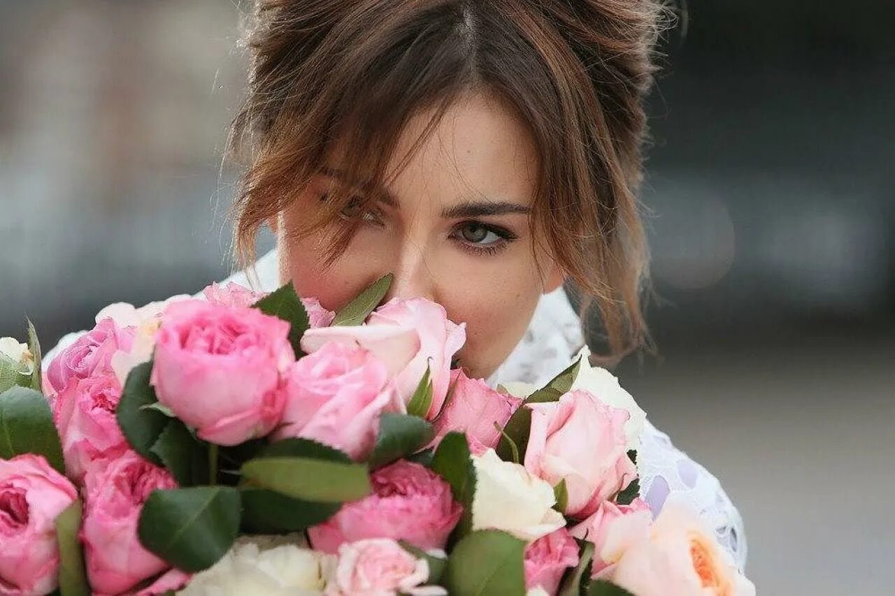 Ани Лорак. Ани Лорак осенняя любовь. Ани Лорак с розой. Лорак с цветами.
