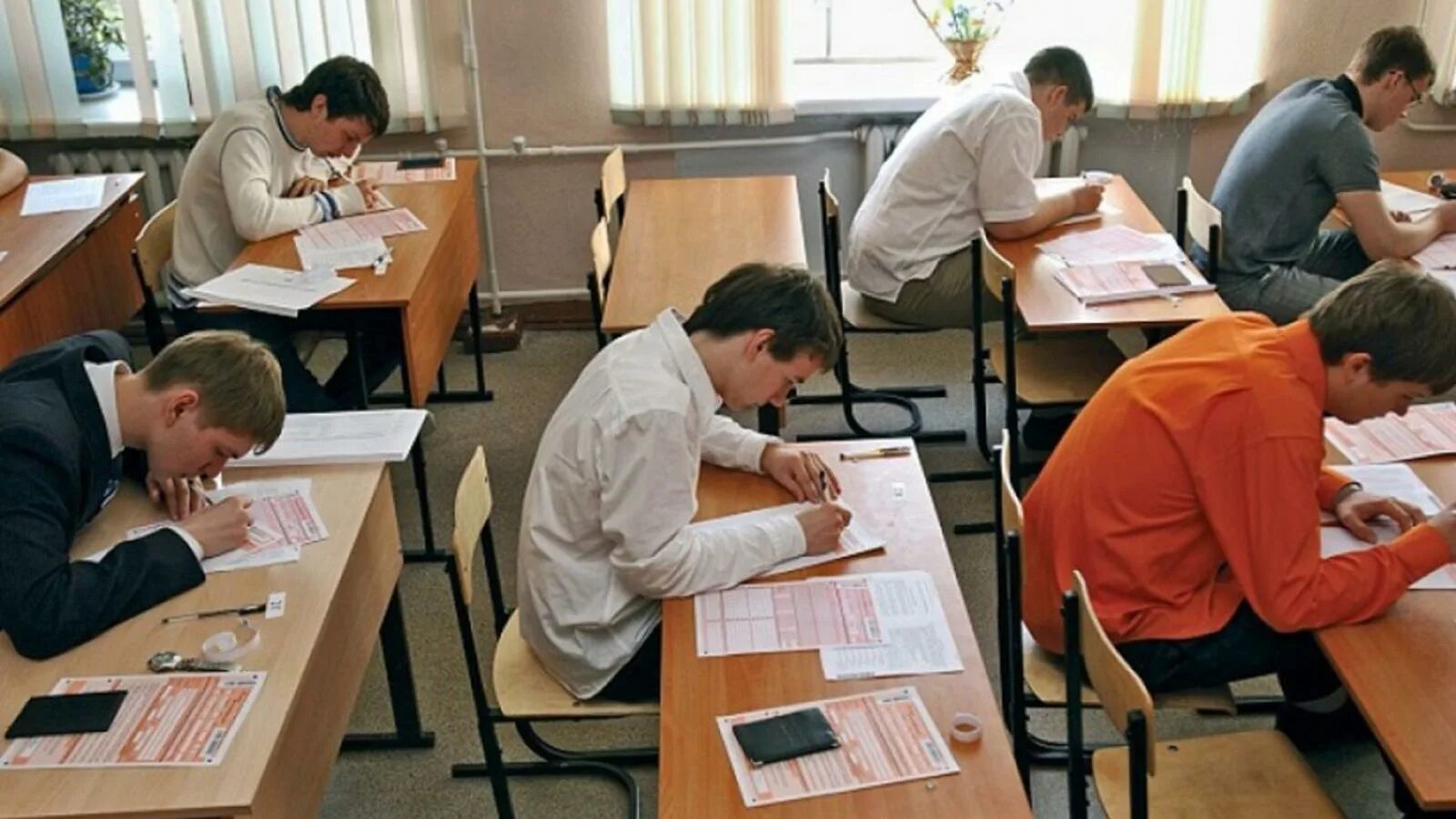 Девятиклассники сдают экзамены. Школьники на экзамене. Экзамен в школе 9 класс. Экзамены в девятом классе. Школьные экзамены в России.